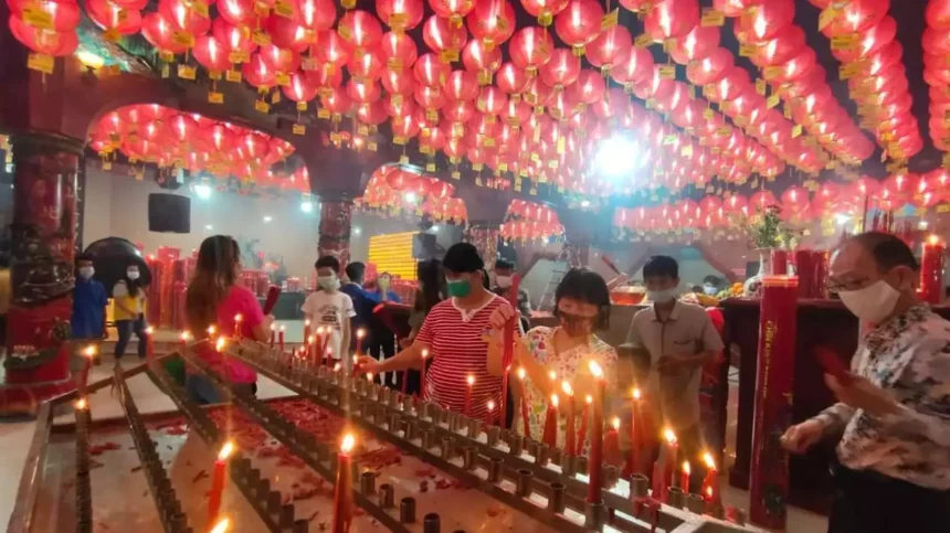 Suasana meraih perayaan Imlek di Klenteng Boen Tek Bio. Foto : Ist