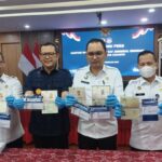 Kepala Kantor Wilayah Direktorat Jenderal Imigrasi Daerah Khusus Jakarta, Pamuji Raharja didampingi Kabid Pengawasan dan Penindakan Keimigrasian Kanwil Jakarta, I Gusti Bagus M Ibrahim bersama Kabid Dokumen Perjalanan Imigrasi Jakarta, Roni Purba, dan Agus Sofani selaku Katim, menunjukkan barang bukti temuan lima WNA pelanggar keimigrasian di Kanwil Dirjen Imigrasi Jakarta, Kamis (5/2/2026). Foto: Joesvicar Iqbal/ipol.id