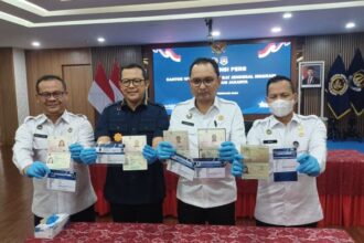 Kepala Kantor Wilayah Direktorat Jenderal Imigrasi Daerah Khusus Jakarta, Pamuji Raharja didampingi Kabid Pengawasan dan Penindakan Keimigrasian Kanwil Jakarta, I Gusti Bagus M Ibrahim bersama Kabid Dokumen Perjalanan Imigrasi Jakarta, Roni Purba, dan Agus Sofani selaku Katim, menunjukkan barang bukti temuan lima WNA pelanggar keimigrasian di Kanwil Dirjen Imigrasi Jakarta, Kamis (5/2/2026). Foto: Joesvicar Iqbal/ipol.id