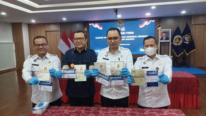 Kepala Kantor Wilayah Direktorat Jenderal Imigrasi Daerah Khusus Jakarta, Pamuji Raharja didampingi Kabid Pengawasan dan Penindakan Keimigrasian Kanwil Jakarta, I Gusti Bagus M Ibrahim bersama Kabid Dokumen Perjalanan Imigrasi Jakarta, Roni Purba, dan Agus Sofani selaku Katim, menunjukkan barang bukti temuan lima WNA pelanggar keimigrasian di Kanwil Dirjen Imigrasi Jakarta, Kamis (5/2/2026). Foto: Joesvicar Iqbal/ipol.id