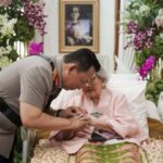 Kapolri Jenderal Listyo Sigit Prabowo saat bersama Meriyati Roeslani Hoegeng "Eyang Meri" (semasa hidup) istri tercinta Almarhum Jenderal Polisi (Purn) Hoegeng Iman Santoso. Foto: Ist