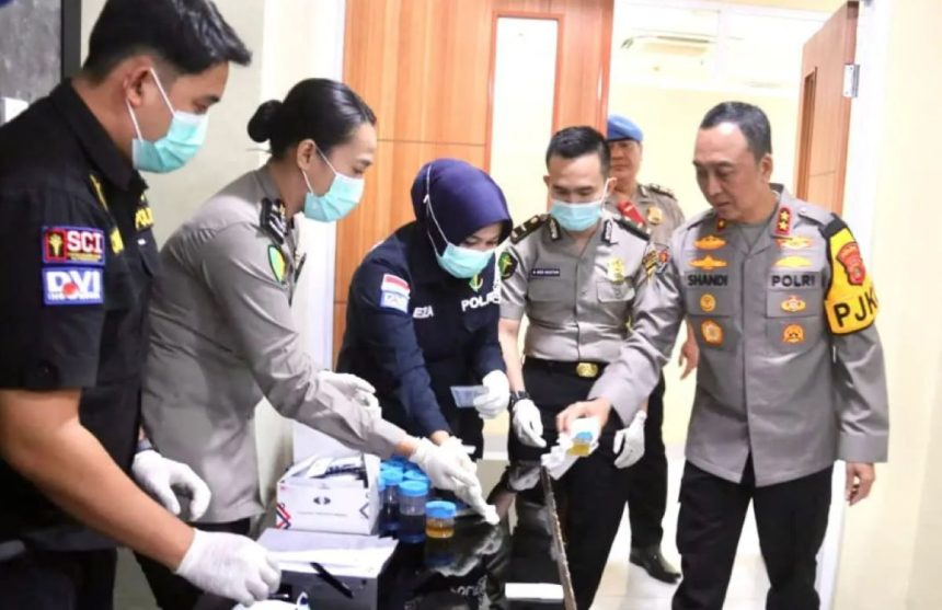 Kapolda Sumsel Irjen Pol. Sandi Nugroho, memimpin langsung pelaksanaan tes urine terhadap Wakapolda, Pejabat Utama, dan seluruh personel di Lantai 2 Gedung Presisi Polda Sumatera Selatan,
