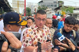 Anggota DPRD DKI Jakarta, Fraksi PDI Perjuangan, Hardiyanto Kenneth, saat melakukan inspeksi mendadak/sidak di lokasi kemacetan di sekitar proyek pembangunan Flyover Latumenten di Grogol, Jakarta Barat, Senin (23/2/2026). Foto: Ist