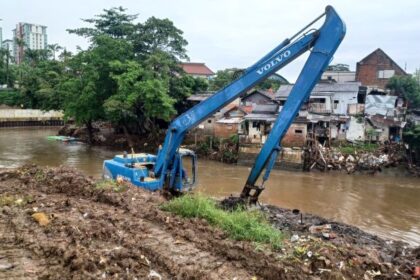 Dua unit ekskavator diturunkan mengeruk sedimen lumpur dan sampah dalam kerja bakti massal "Jaga Jakarta" di Jalan Inspeksi Sungai Ciliwung, RW 07, Kelurahan Rawajati, Kecamatan Pancoran, Jakarta Selatan, Minggu (8/2/2026) pagi. Sejumlah pejabat SKPD, Wali Kota Jakarta Selatan, M Anwar dan Kapolres Jaksel, Kombes I Putu Yuni Setiawan dan Dandim Kolonel Inf Amaraldo Cornelius memimpin aksi bersih-bersih lingkungan. Foto: Joesvicar Iqbal/ipol.id