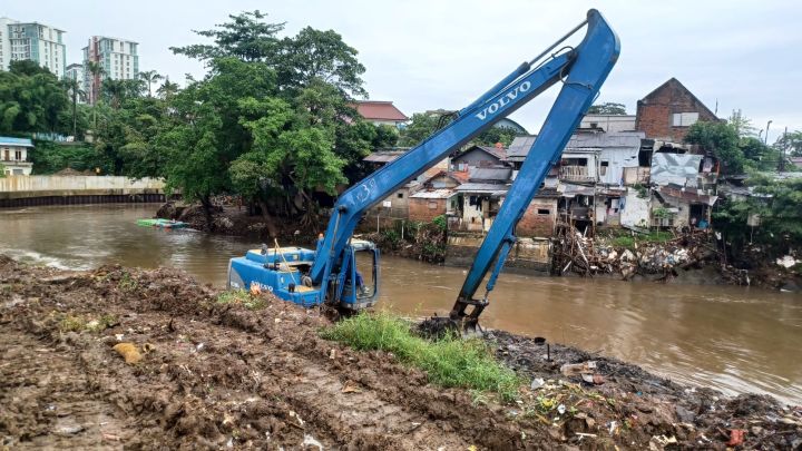 Dua unit ekskavator diturunkan mengeruk sedimen lumpur dan sampah dalam kerja bakti massal "Jaga Jakarta" di Jalan Inspeksi Sungai Ciliwung, RW 07, Kelurahan Rawajati, Kecamatan Pancoran, Jakarta Selatan, Minggu (8/2/2026) pagi. Sejumlah pejabat SKPD, Wali Kota Jakarta Selatan, M Anwar dan Kapolres Jaksel, Kombes I Putu Yuni Setiawan dan Dandim Kolonel Inf Amaraldo Cornelius memimpin aksi bersih-bersih lingkungan. Foto: Joesvicar Iqbal/ipol.id