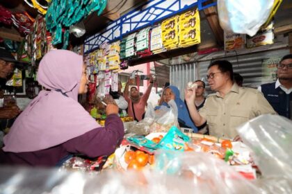 Mendag Budi Santoso meninjau langsung Pasar Cuplik, Sukoharjo, memastikan pasokan aman dan masyarakat bisa berbelanja dengan tenang. Foto: Dok.Kemendag