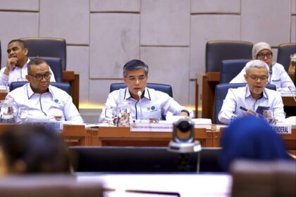 Menaker Yassierli dalam Rapat Kerja bersama Komisi IX DPR RI di Jakarta.