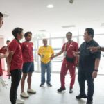Menpora Erick memberi motivasi kepada pemain tenis Indonesia yang turun di ajang World Group II Play-off ajang Davis Cup 2026 di Stadion Tenis GBK Jakarta.(foto: istimewa)