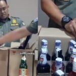 Sebanyak 51 botol minuman keras ilegal disita aparat gabungan dalam Operasi Pekat Jaya yang digelar di kawasan Jakarta Timur. Foto: Tangkap layar IG @satpolppmatraman