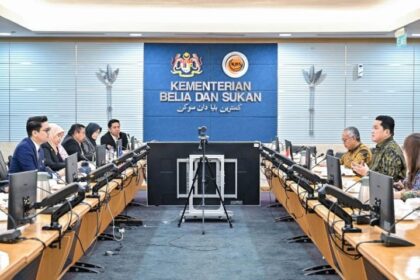 Menpora RI Erick Thohir bertemu Menteri Belia dan Sukan (Menteri Pemuda dan Olahraga) Malaysia Muhammed Taufiq Johari, Selasa (10/2). (foto:istimewa)