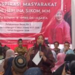 Anggota Fraksi PDIP DPRD DKI Jakarta, Wa Ode Herlina saat reses di Sumur Batu, Jakarta Pusat. Foto: Sofian/ipol.id