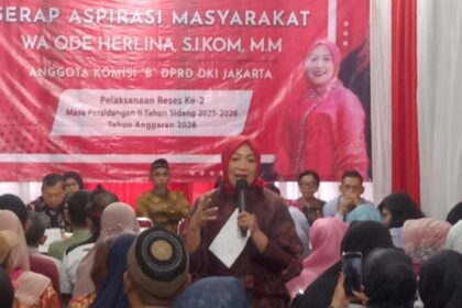 Anggota Fraksi PDIP DPRD DKI Jakarta, Wa Ode Herlina saat reses di Sumur Batu, Jakarta Pusat. Foto: Sofian/ipol.id