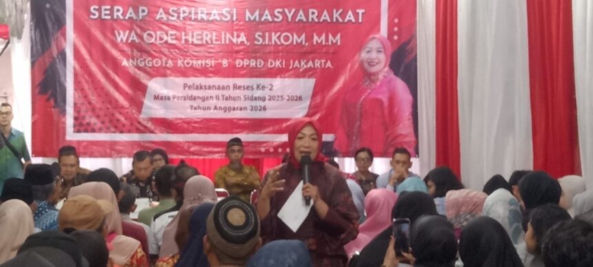 Anggota Fraksi PDIP DPRD DKI Jakarta, Wa Ode Herlina saat reses di Sumur Batu, Jakarta Pusat. Foto: Sofian/ipol.id