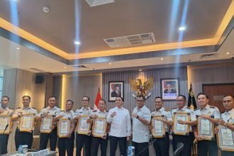 Direktur Tindak Pidana Narkoba Bareskrim Polri, Brigjen Pol Eko Hadi Santoso saat memberikan penghargaan kepada Direktorat Jenderal Bea dan Cukai, Direktorat Jenderal Imigrasi, serta Direktorat Jenderal Pemasyarakatan di Lantai 7 Gedung Bareskrim Polri, Jakarta Selatan, Kamis (26/2/2026) sore. Foto: Ist