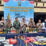 Wakapolres Metro Jakarta Timur, AKBP Ahmad Akbar didampingi Kasat Reskrim AKBP Dicky Fertoffan dan Kasatpol PP Jakarta Timur dan jajaran serta pimpinan Kodim 0505/JT menunjukkan barang bukti hasil Operasi Pekat sejak 28 Januari-11 Februari 2026 mendatang di Mapolres Jakarta Timur, Senin (2/2/2026). Foto: Joesvicar Iqbal/ipol.id