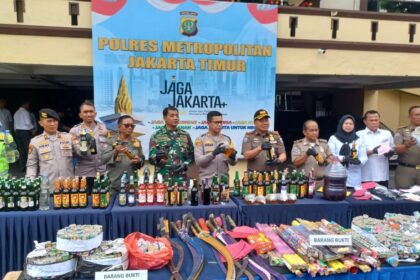 Wakapolres Metro Jakarta Timur, AKBP Ahmad Akbar didampingi Kasat Reskrim AKBP Dicky Fertoffan dan Kasatpol PP Jakarta Timur dan jajaran serta pimpinan Kodim 0505/JT menunjukkan barang bukti hasil Operasi Pekat sejak 28 Januari-11 Februari 2026 mendatang di Mapolres Jakarta Timur, Senin (2/2/2026). Foto: Joesvicar Iqbal/ipol.id