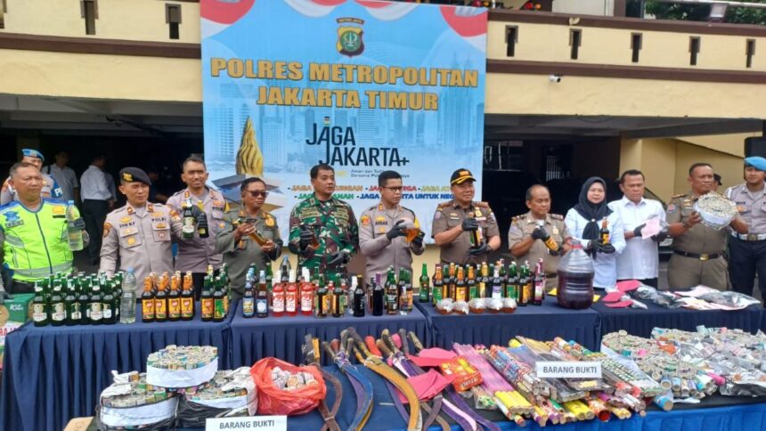 Wakapolres Metro Jakarta Timur, AKBP Ahmad Akbar didampingi Kasat Reskrim AKBP Dicky Fertoffan dan Kasatpol PP Jakarta Timur dan jajaran serta pimpinan Kodim 0505/JT menunjukkan barang bukti hasil Operasi Pekat sejak 28 Januari-11 Februari 2026 mendatang di Mapolres Jakarta Timur, Senin (2/2/2026). Foto: Joesvicar Iqbal/ipol.id