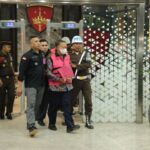 Satu dari 11 tersangka korupsi CPO dan POME hendak digelandang ke Rutan Salemba Cabang Kejaksaan Agung. Foto: Yudha Krastawan/ipol.id