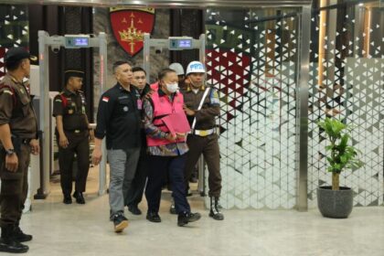 Satu dari 11 tersangka korupsi CPO dan POME hendak digelandang ke Rutan Salemba Cabang Kejaksaan Agung. Foto: Yudha Krastawan/ipol.id