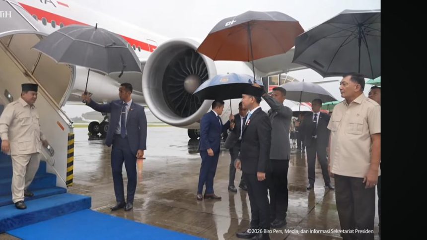 Presiden Prabowo tiba kembali di tanak air disambut Wapres Gibran serta pejabat lainnya di Bandara Halim. Foti : Istana Presiden