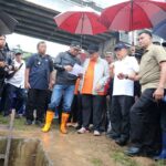 Gubernur DKI Jakarta, Pramono Anung bersama Ketua PMI Jusuf Kalla melakukan kerja bakti di wilayah Cipinang Melayu, Jakarta Timur, Minggu (8/2/2026). Foto: Ist