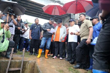 Gubernur DKI Jakarta, Pramono Anung bersama Ketua PMI Jusuf Kalla melakukan kerja bakti di wilayah Cipinang Melayu, Jakarta Timur, Minggu (8/2/2026). Foto: Ist