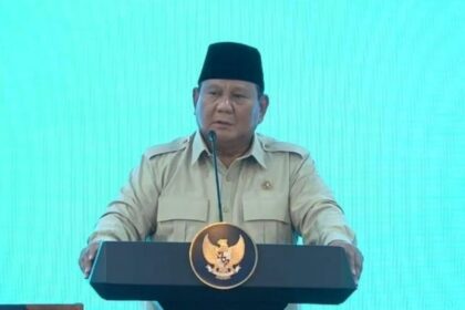Presiden RI Prabowo Subianto menyampaikan pujian kepada Kapolri Listyo Sigit Prabowo saat menghadiri peresmian dan groundbreaking 1.179 SPPG serta peresmian 18 Gudang Ketahanan Pangan Polri di Palmerah, Jakarta Barat.