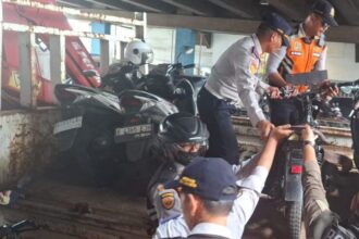 Petugas gabungan saat menertibkan sejumlah kendaraan roda dua yang parkir liar di depan ITC Cipulir, Jalan Ciledug Raya, Kebayoran Lama, Jakarta Selatan, Kamis (12/4/2026) siang. Foto: Joesvicar Iqbal/ipol.id