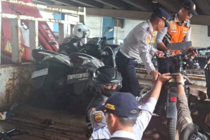 Petugas gabungan saat menertibkan sejumlah kendaraan roda dua yang parkir liar di depan ITC Cipulir, Jalan Ciledug Raya, Kebayoran Lama, Jakarta Selatan, Kamis (12/4/2026) siang. Foto: Joesvicar Iqbal/ipol.id
