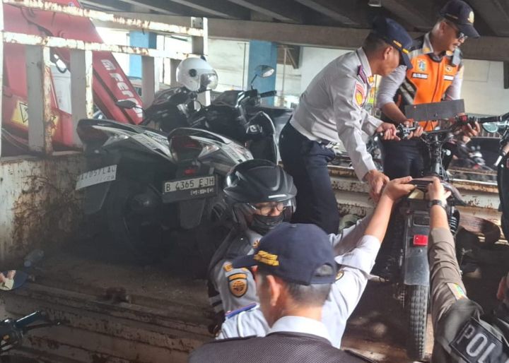 Petugas gabungan saat menertibkan sejumlah kendaraan roda dua yang parkir liar di depan ITC Cipulir, Jalan Ciledug Raya, Kebayoran Lama, Jakarta Selatan, Kamis (12/4/2026) siang. Foto: Joesvicar Iqbal/ipol.id