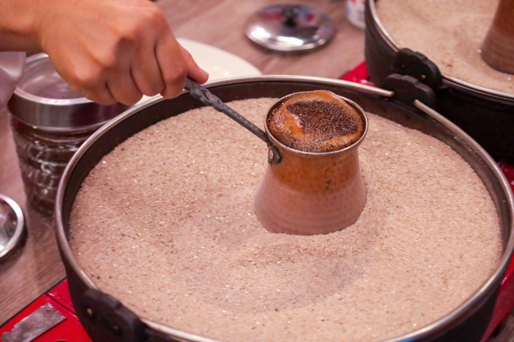"Lantern in The Desert," Perpaduan rasa Moroccan & sentuhan lokal dalam pengalaman berbuka tematik. (dok. Mercure Jakarta Sabang).