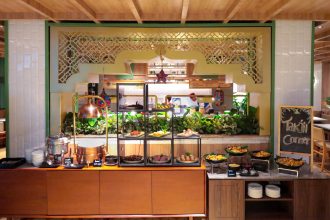 "Lantern in The Desert," Perpaduan rasa Moroccan & sentuhan lokal dalam pengalaman berbuka tematik. (dok. Mercure Jakarta Sabang).