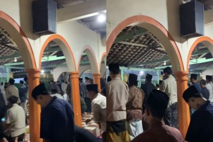 Suasana salat tarawih 23 rakaat yang berlangsung sekitar enam menit di Pondok Pesantren Al-Quraniyah, Desa Dukuh Jati, Kecamatan Krangkeng, Kabupaten Indramayu, Sabtu (21/2/2026) malam. Foto: TikTok @jember24jam_