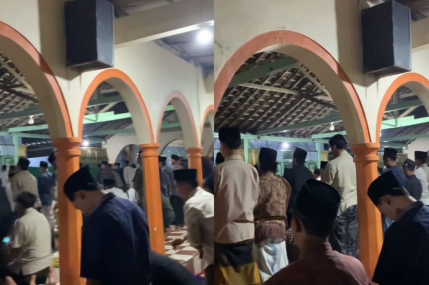 Suasana salat tarawih 23 rakaat yang berlangsung sekitar enam menit di Pondok Pesantren Al-Quraniyah, Desa Dukuh Jati, Kecamatan Krangkeng, Kabupaten Indramayu, Sabtu (21/2/2026) malam. Foto: TikTok @jember24jam_