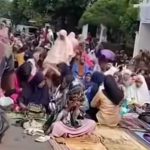 Ribuan jemaah padati Masjid Wakaf Abdullah, Sumenep, hingga meluber ke jalan saat salat tarawih. Foto: Tangkapan layar Instagram @medantalkviral
