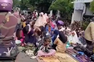 Ribuan jemaah padati Masjid Wakaf Abdullah, Sumenep, hingga meluber ke jalan saat salat tarawih. Foto: Tangkapan layar Instagram @medantalkviral