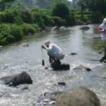 Peneliti BRIN melakukan survei di Sungai Cisadane.