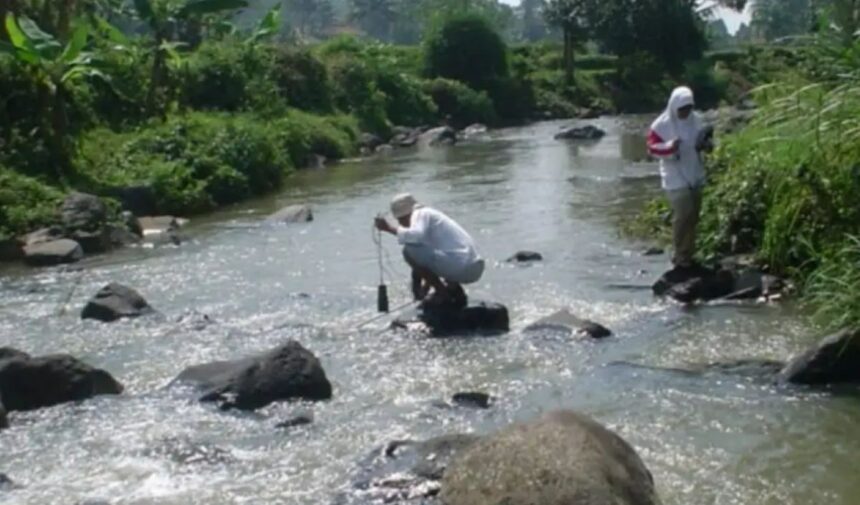 Peneliti BRIN melakukan survei di Sungai Cisadane.