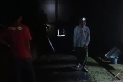 Suasana warga Desa Padasari, Kecamatan Jatinegara, Kabupaten Tegal, Jawa Tengah, berhamburan keluar rumah saat dilanda fenomena pergerakan tanah terjadi pada Senin (2/2/2026) sekitar pukul 19.00 WIB. Foto: Ist