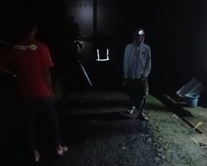 Suasana warga Desa Padasari, Kecamatan Jatinegara, Kabupaten Tegal, Jawa Tengah, berhamburan keluar rumah saat dilanda fenomena pergerakan tanah terjadi pada Senin (2/2/2026) sekitar pukul 19.00 WIB. Foto: Ist