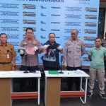 Kasi Humas Polres Metro Jakarta Selatan, AKBP Murodih dan jajaran, Kasatlak Pendidikan Kecamatan Pesanggrahan, Kosar serta para orang tua murid menunjukkan barang bukti sarung yang menjadi alat untuk tawuran di Mapolsek Pesanggrahan, Selasa (24/2/2026). Foto: Joesvicar Iqbal/ipol.id