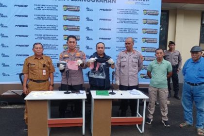 Kasi Humas Polres Metro Jakarta Selatan, AKBP Murodih dan jajaran, Kasatlak Pendidikan Kecamatan Pesanggrahan, Kosar serta para orang tua murid menunjukkan barang bukti sarung yang menjadi alat untuk tawuran di Mapolsek Pesanggrahan, Selasa (24/2/2026). Foto: Joesvicar Iqbal/ipol.id