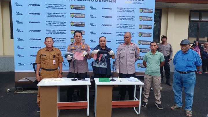 Kasi Humas Polres Metro Jakarta Selatan, AKBP Murodih dan jajaran, Kasatlak Pendidikan Kecamatan Pesanggrahan, Kosar serta para orang tua murid menunjukkan barang bukti sarung yang menjadi alat untuk tawuran di Mapolsek Pesanggrahan, Selasa (24/2/2026). Foto: Joesvicar Iqbal/ipol.id