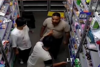 Rekaman CCTV menunjukkan ketegangan antara pegawai ritel dan sekelompok orang setelah insiden tabrakan mobil dan motor di Pasar Minggu, Jakarta Selatan. Foto: Tangkap layar IG @infojkt24