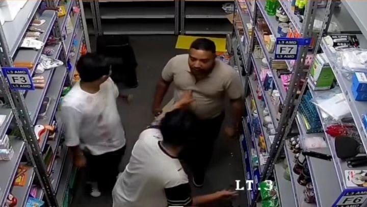 Rekaman CCTV menunjukkan ketegangan antara pegawai ritel dan sekelompok orang setelah insiden tabrakan mobil dan motor di Pasar Minggu, Jakarta Selatan. Foto: Tangkap layar IG @infojkt24