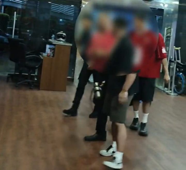 ZS warga negara China dan KS warga negara Thailand saat diamankan oleh Tim Pengawasan Orang Asing (TIMPORA), tindak lanjut Operasi Gabungan dilaksanakan Kantor Imigrasi Jakarta Selatan bersama lintas instansi di wilayah Kuningan, Setiahudi, Jakarta Selatan, belum lama ini. Foto: Ist