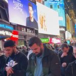 Sejumlah umat Muslim salat Tarawih di Times Square, New York City. Foto: Instagram @wayoflifesq