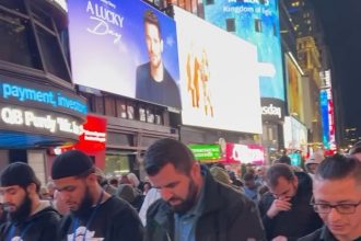 Sejumlah umat Muslim salat Tarawih di Times Square, New York City. Foto: Instagram @wayoflifesq