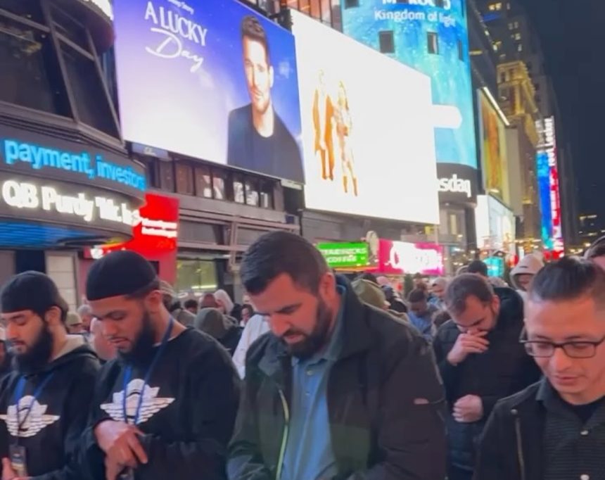 Sejumlah umat Muslim salat Tarawih di Times Square, New York City. Foto: Instagram @wayoflifesq