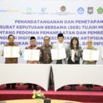 Mendagri Muhammad Tito Karnavian menandatangani SKB 7 Menteri terkait pedoman pemanfaatan teknologi digital dan kecerdasan artifisial di Kantor Kemenko Bidang PMK, Jakarta, Kamis (12/3/2026). Foto: Kemendagri